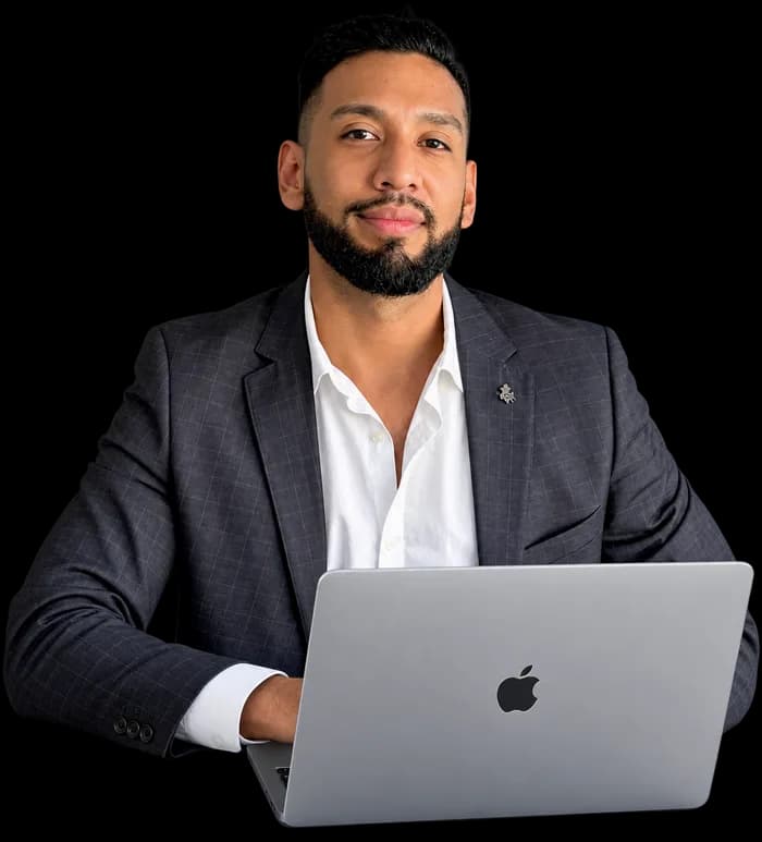 Disertante del taller inmobiliario frente a una notebook